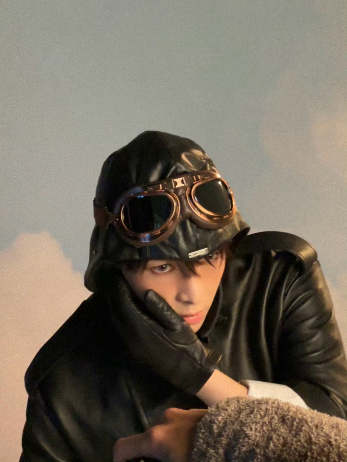 张艺兴只想用行动表达张艺兴演绎时装男士闭年刊封面，小飞行员这套永远的top