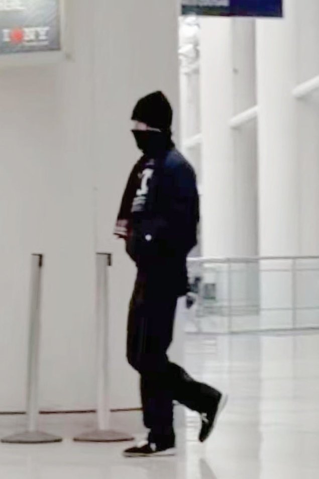 王一博纽约机场回国路透王一博纽约机场回国路透，冷帽造型潮男上线 