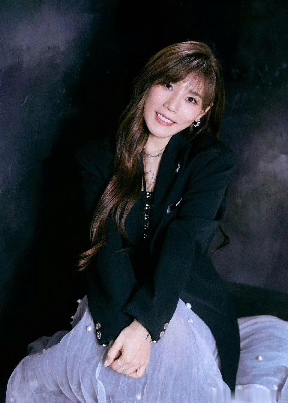 李佳薇粤语唱孤雏用粤语温柔演绎《孤雏》，钢琴伴奏配她的细腻声线，氛围直接拉满，果