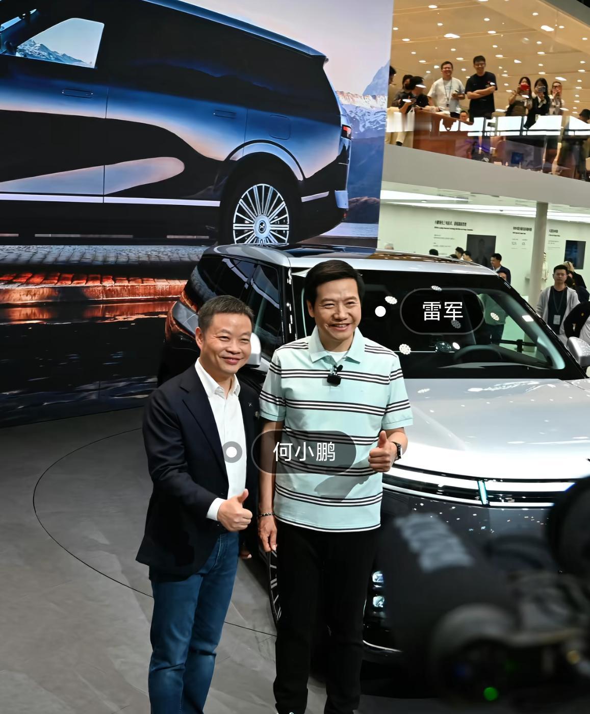 北京车展上，雷军挨个走访蔚来、理想、比亚迪的展台，还送了印字T恤，直接把新势力之