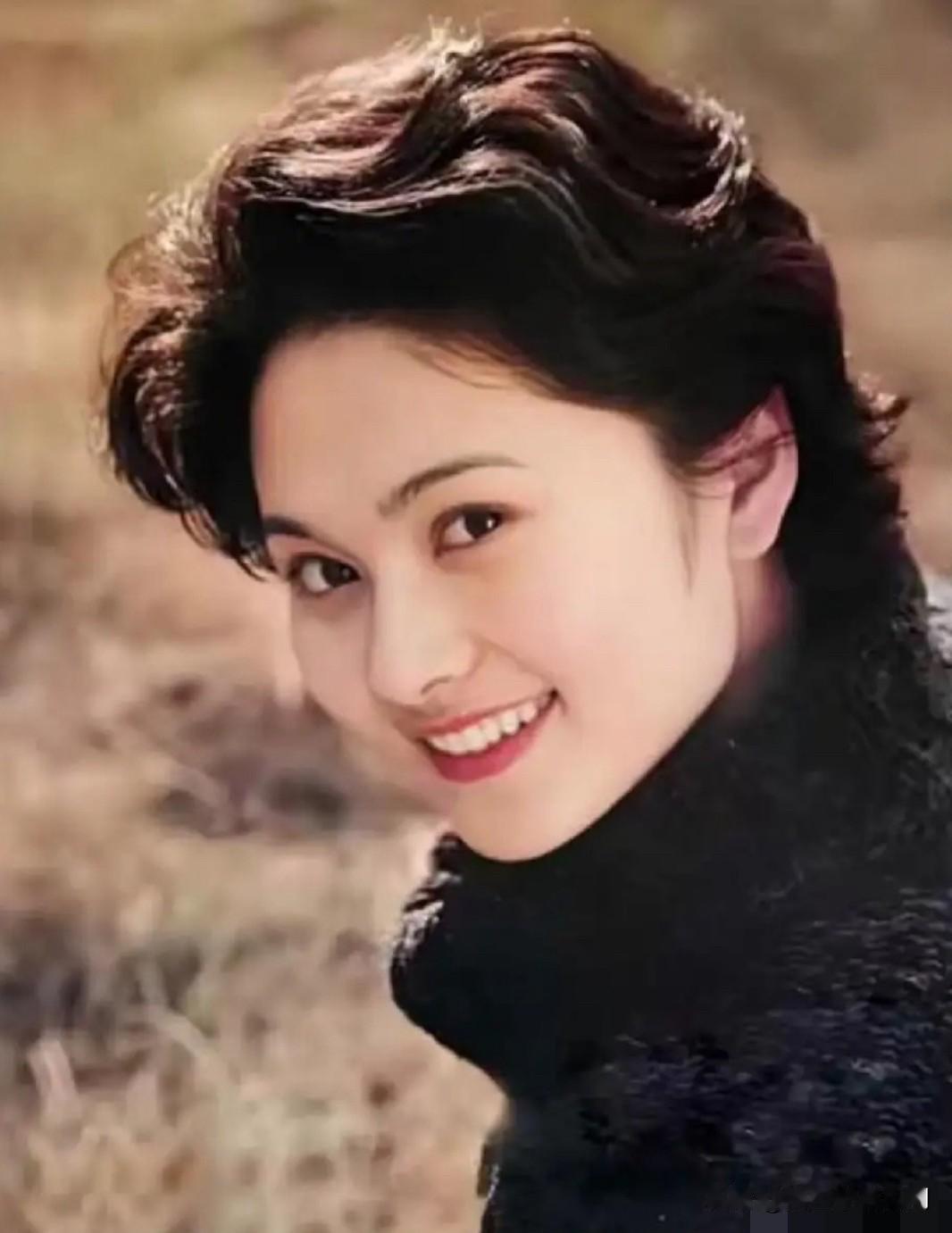她是八一电影制片厂知名女演员，凭借《白桦林中的哨所》家喻户晓。原来丈夫是少将，公