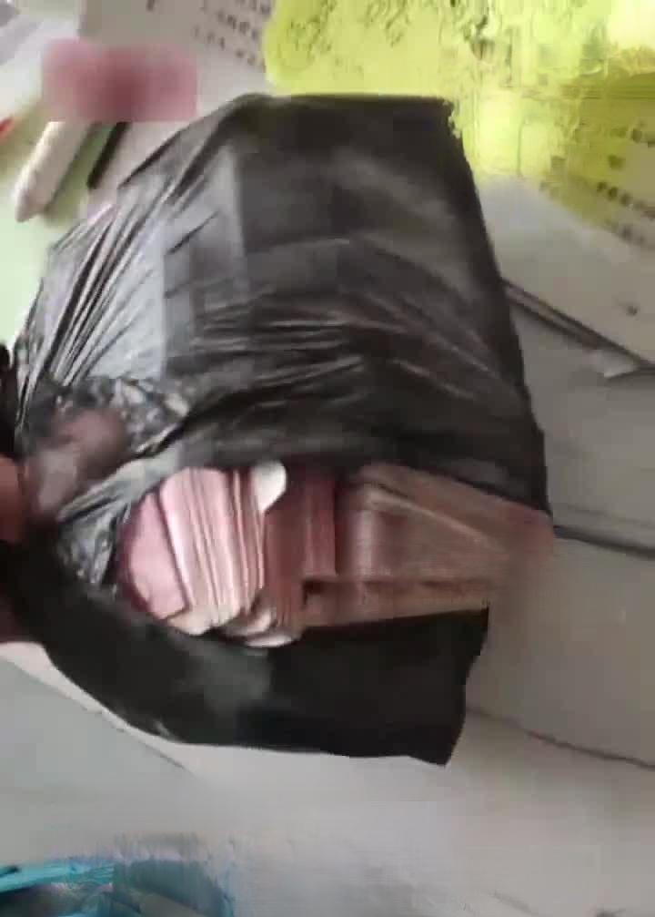 地库保洁大叔捡了个购物袋，打开一看，头皮发麻——里头整整齐齐码着20捆现金，足足