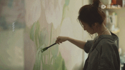 【#玫瑰失恋涂油漆是刘亦菲即兴发挥的#】在《玫瑰的故事》中，黄亦玫和四个男性有着