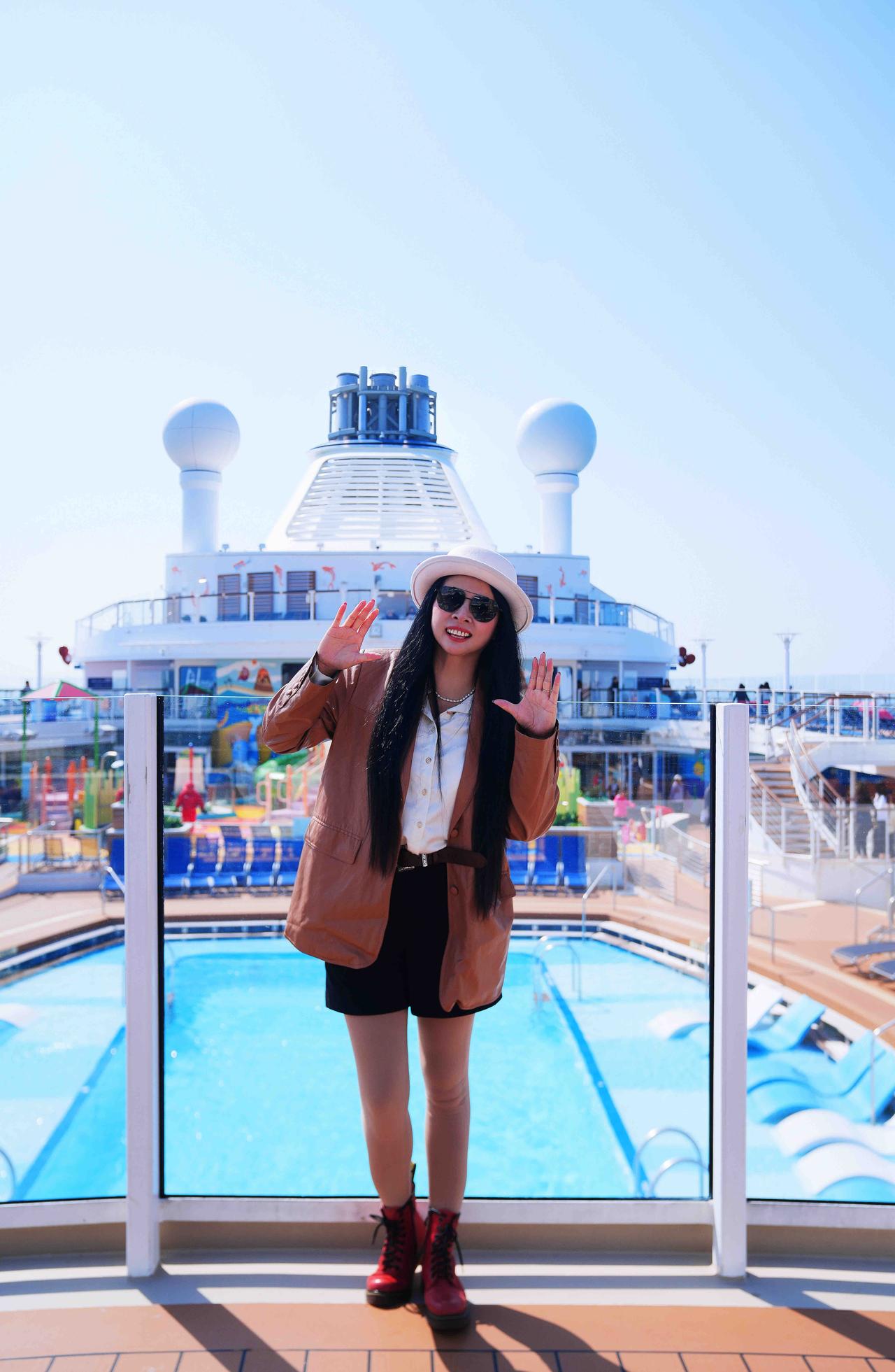 游轮旅行第二天，完全在海上。

醒来不用赶路，看阳光在甲板上铺开，深浅不一的蓝。