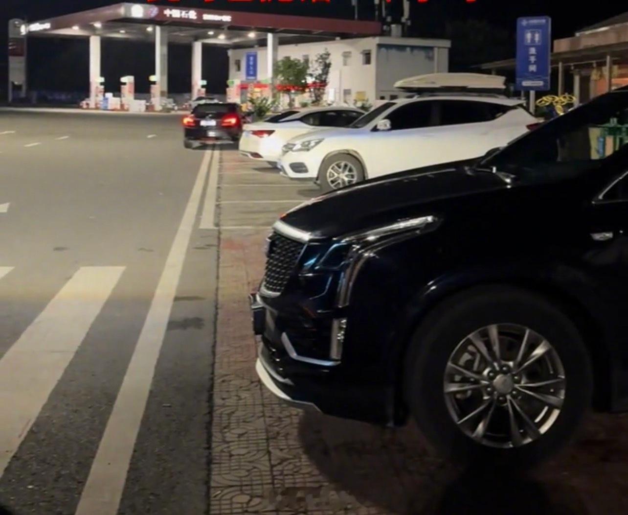 离加油站20米燃油耗尽车主发声 结论就是加油站是可以“借油”应急的，只不过当时的