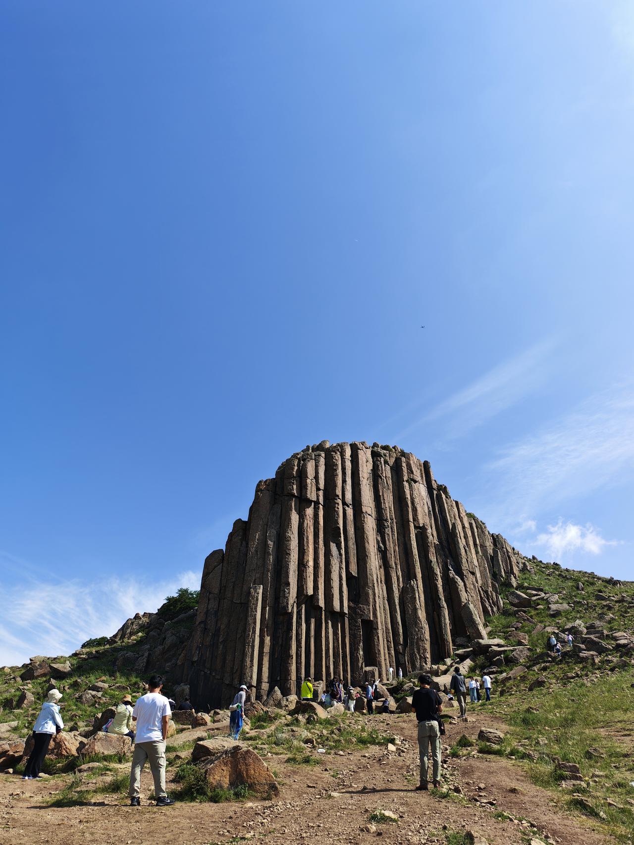 锡林郭勒盟太仆寺旗石条山，2亿年前海底火山喷发留下的痕迹，而今是自然界呈现的瑰宝