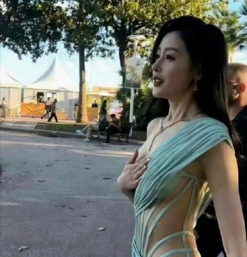 张天爱但凡有一点赘肉都穿不了这衣服 