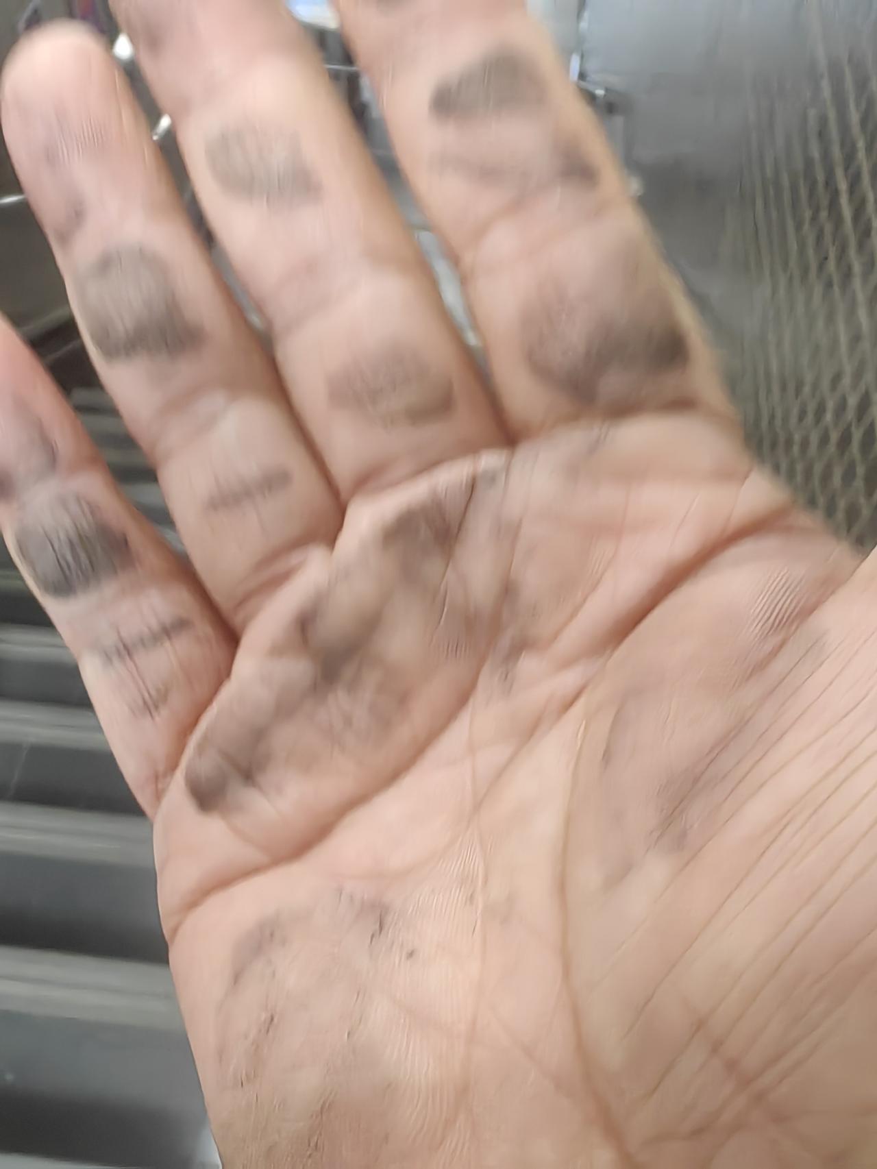 难得扫码骑趟美团，结果弄了一手乌黑机油，搞得我好像机修工似的。机修工也没有这么肥