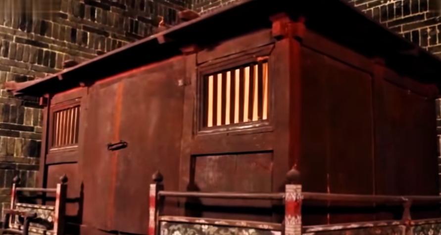 开棺瞬间，考古队集体屏息！一九七四年辽宁法库叶茂台辽墓开掘，石棺上金龙缂丝衾金光