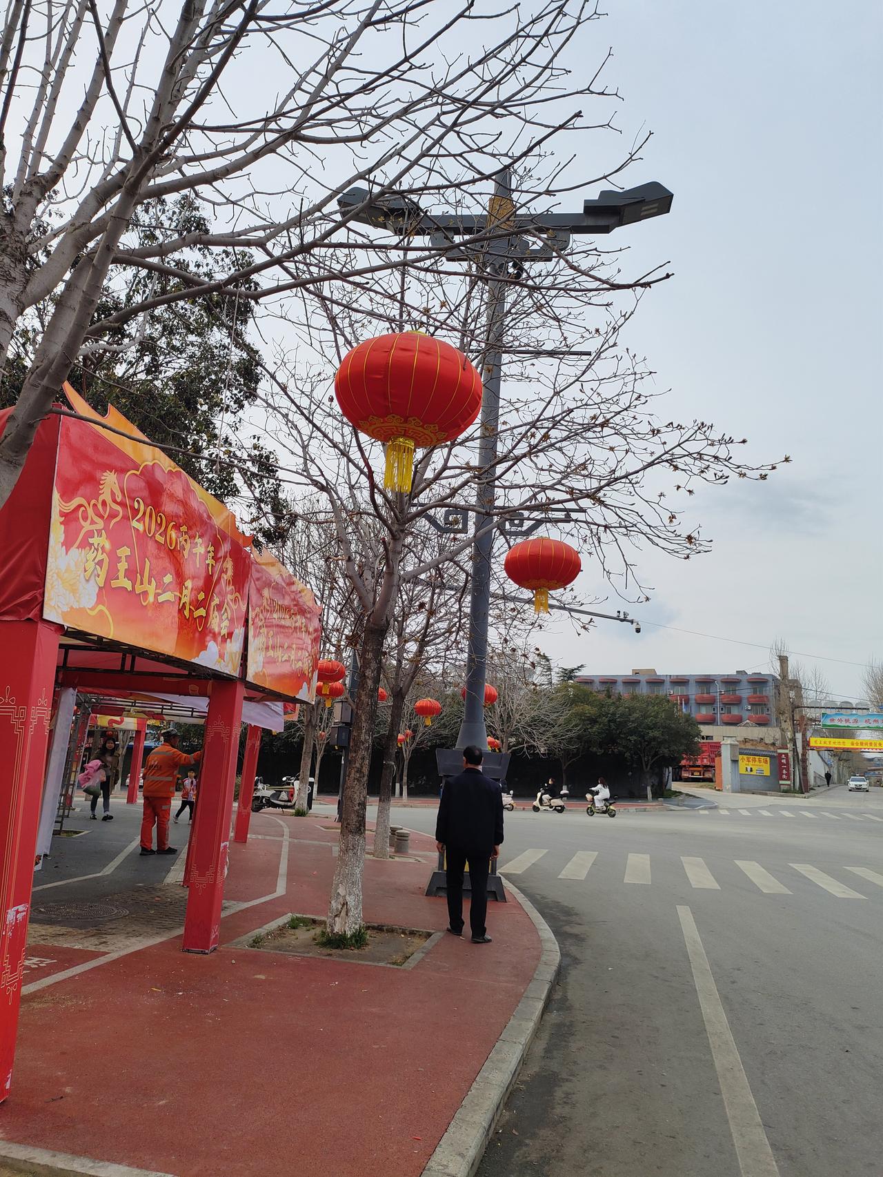 红灯笼还挂着年的余温，二月二的庙会预告已经铺开，马年的烟火气顺着街道漫开，日子在