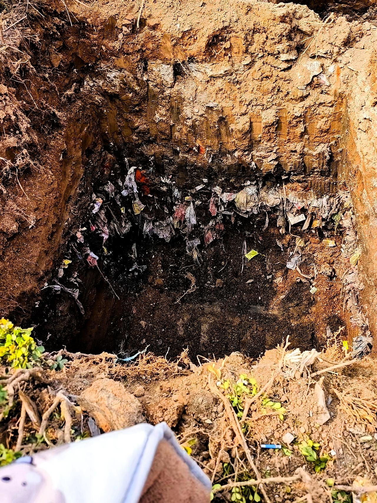 我们总以为“看不见就等于消失”，
直到这条走了二十多年的路被挖开，
才看见脚底下