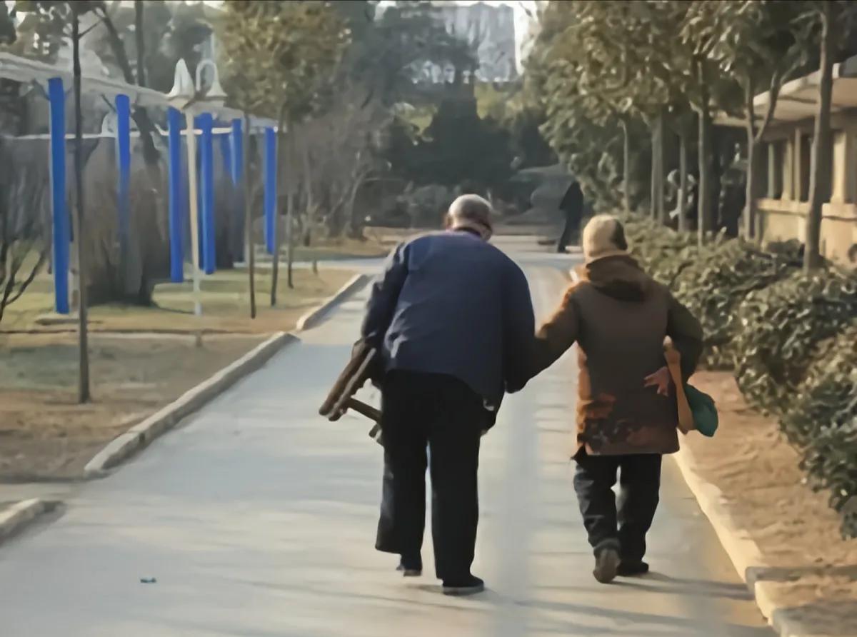 我们小区的两位最年长者是一对老夫妻。老太太九十七，老爱人比她小一岁。前年，台风把