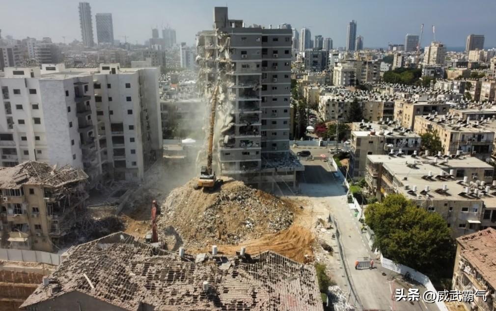 伊朗这些天的反击告诉全世界一个道理，那就是把美国的军事基地掀了，同时也把以色列本