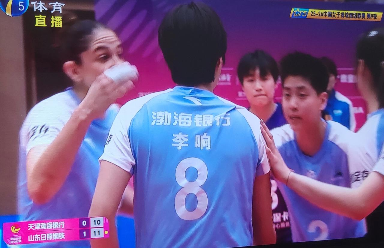 天津女排的主教练陈方教练站在场边，看上去有些被打懵了的感觉！天津女排第二循环开始