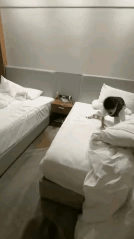 小孩第一次是表演轻功，第二次是表演铁头功和金钟罩，很危险。