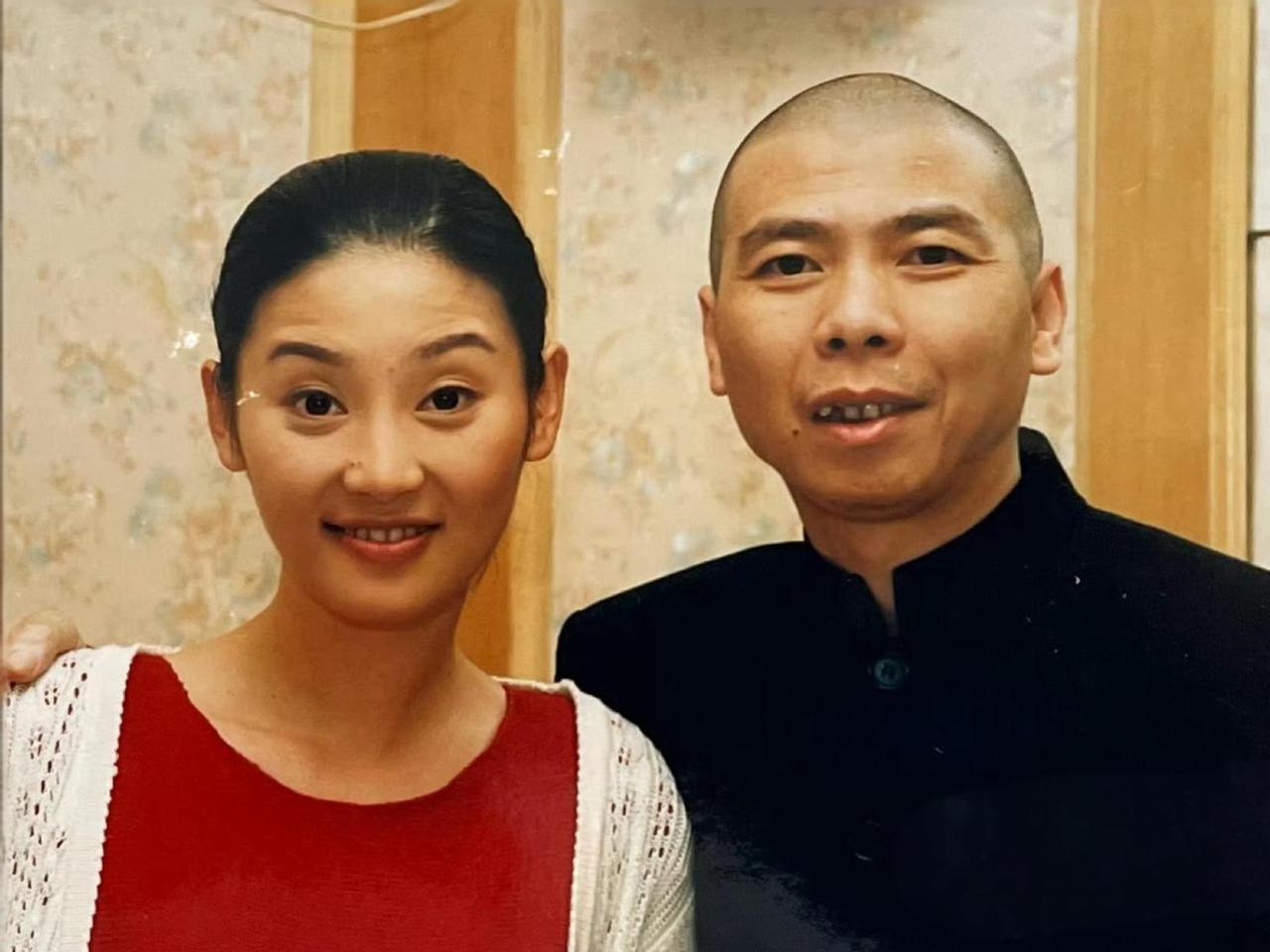 90年代，冯小刚和徐帆，一张罕见的合影，那时候两人看起来还非常的年轻。
 
两人