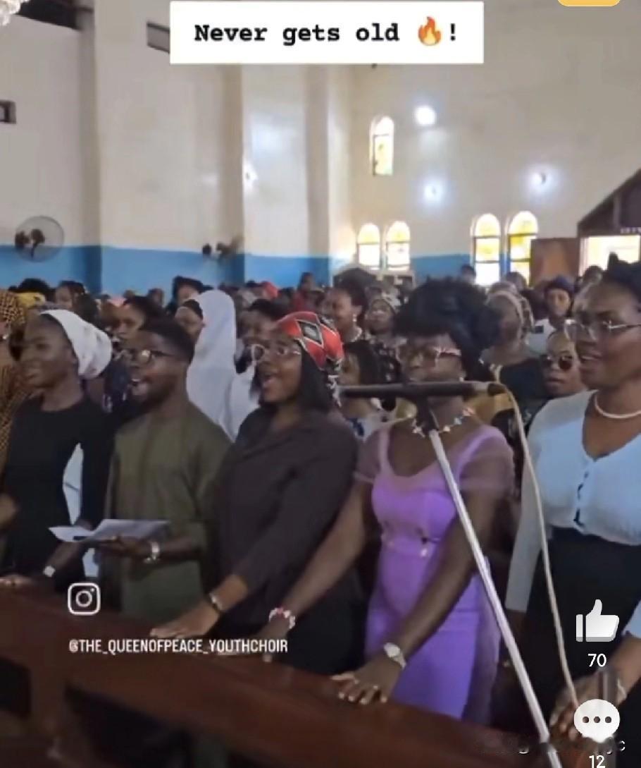 图片显示，尼日利亚基督徒做礼拜的场景
第一次看到黑人基督徒做礼拜，他们似乎更虔诚