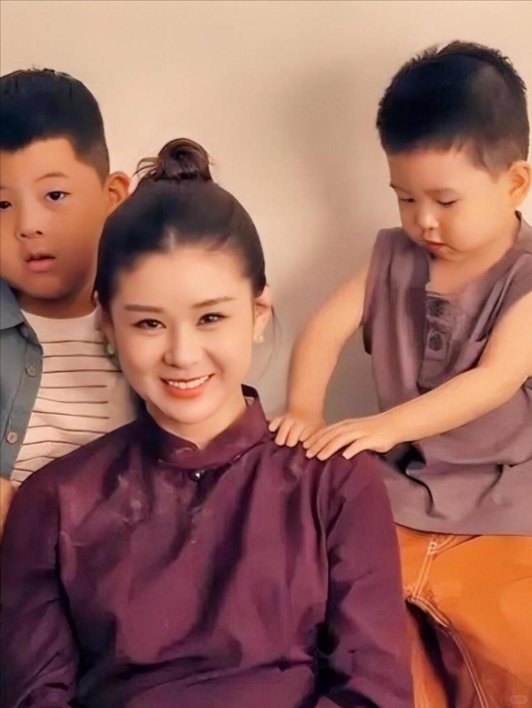 李小萌与两个儿子的暖心日常
 
李小萌和王雷育有两子，大儿子米多稳重懂事，小儿子