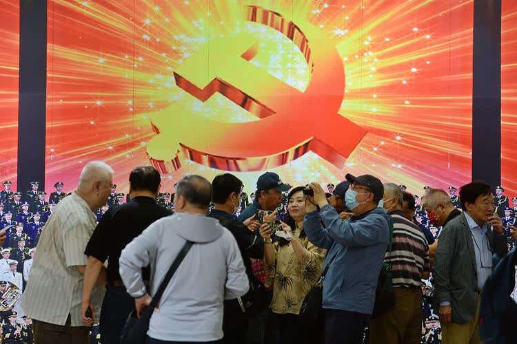 倘若资本主义适合咱们中国，那当年共产党人浴血领导革命岂不是走错路？先辈奋力推翻三