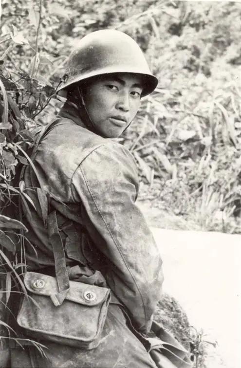 1984年老山战场，21岁新兵张忠顺，在战斗中，开枪击倒2名敌军，他兴奋拔腿冲过