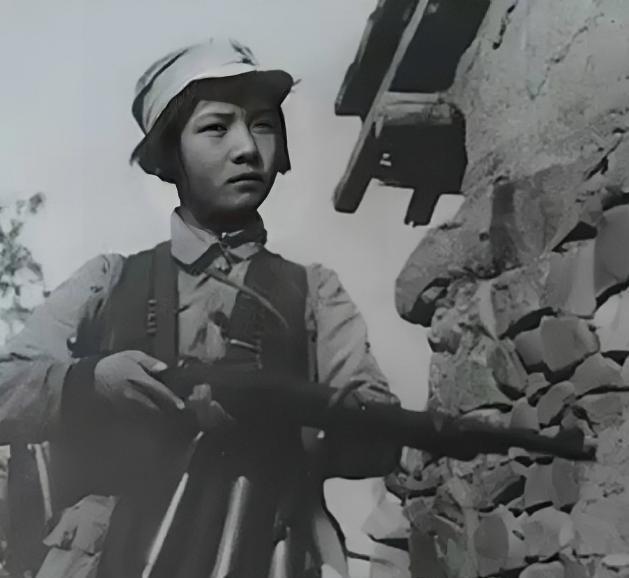 1939年，平江，准备去如厕的女战士徐敏，突然被一壮汉抱到了床榻上，对方捂住了她