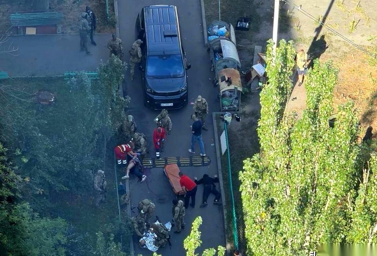 基辅街头，枪战，火药味冲天。
你以为是俄罗斯特工大举潜入了？
错！是乌克兰自家两
