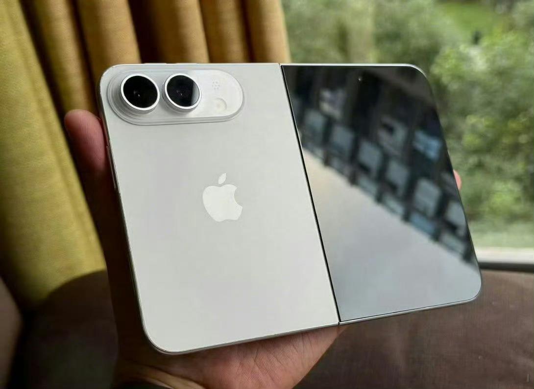 首款折叠iPhone首款折叠iPhone，大概长这个样子。预计9月和iPhone