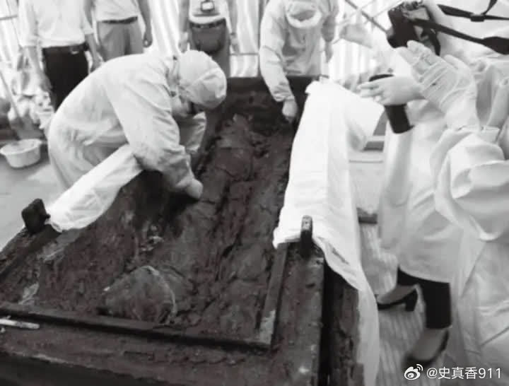 2016年，台州黄岩，村民盖房子时，突然挖出一个红色物体，村民看得冷汗直冒，便将