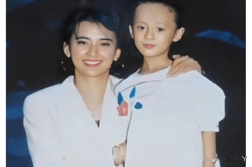 一九九零年，上海，八岁的孙俪与她姨奶奶胡慧中的留影旧照