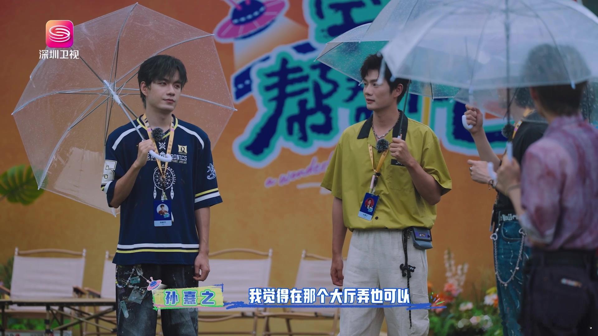 深圳小梅沙海洋馆惊现文具摊谁懂在水族馆里卖文具的体验。帮帮团因为下雨把摊子搬进小