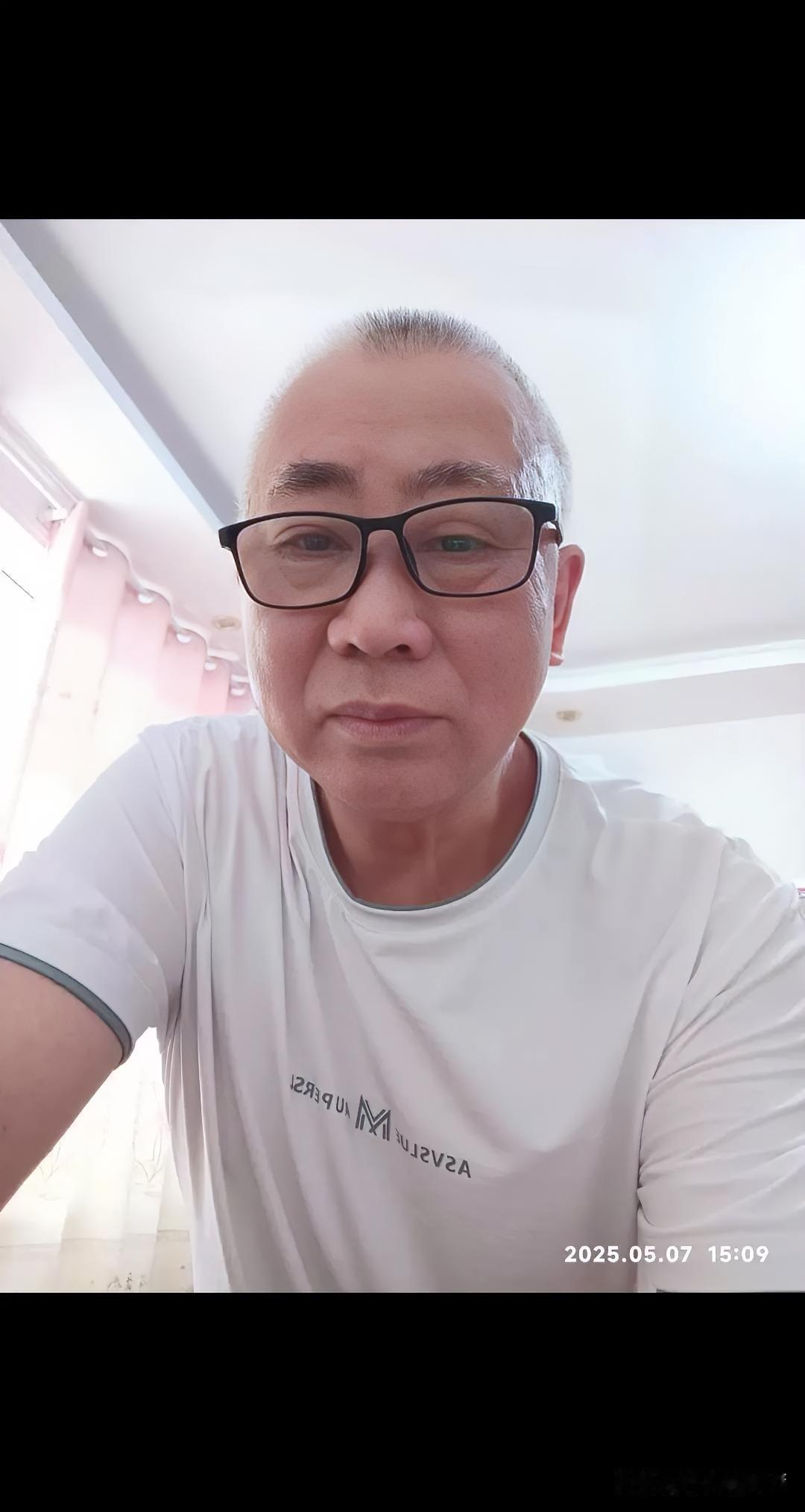 人总爱跟别人比较，看看有谁比自己好，又有谁比不上自己。其实，为你的烦恼和忧伤垫底