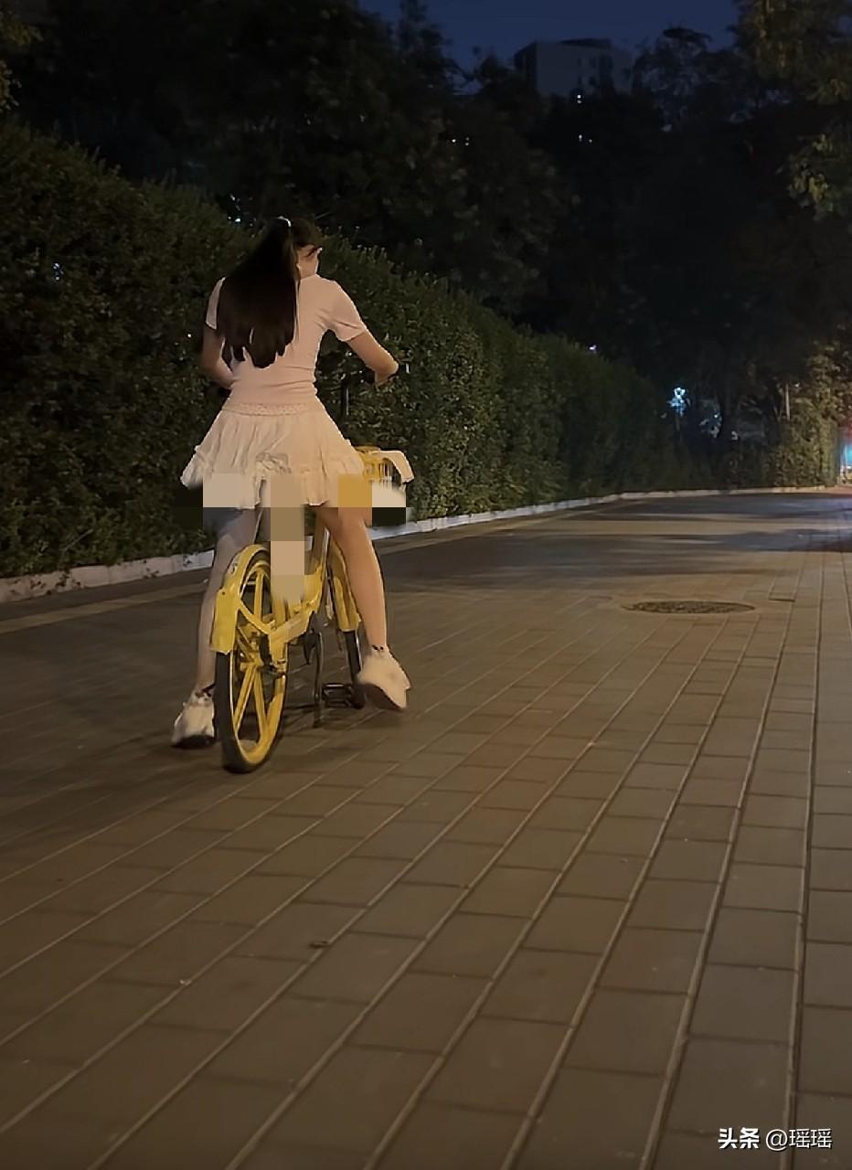 学这就别穿裙子，穿牛仔裤，摔了能保护一下没那么严重