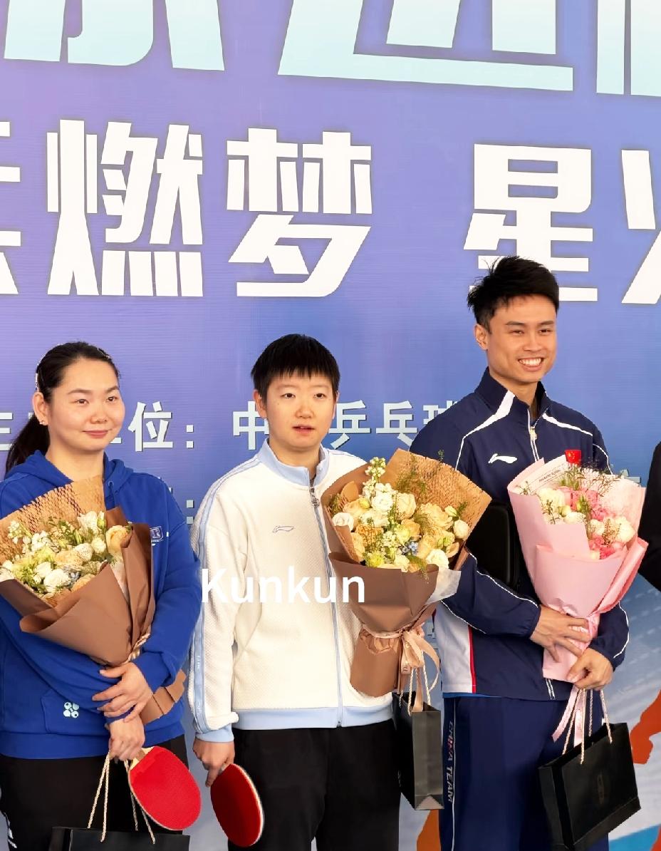 果然国乒到哪里都不闲着，
亚洲杯前他们兵分三路参加活动，
主打一个“流量”评论分