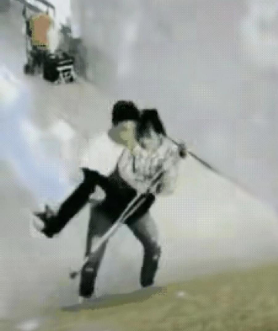 在地铁站出站口，男子并不认识这个正要上台阶的这个女子，他却对女子来了一个公主抱，