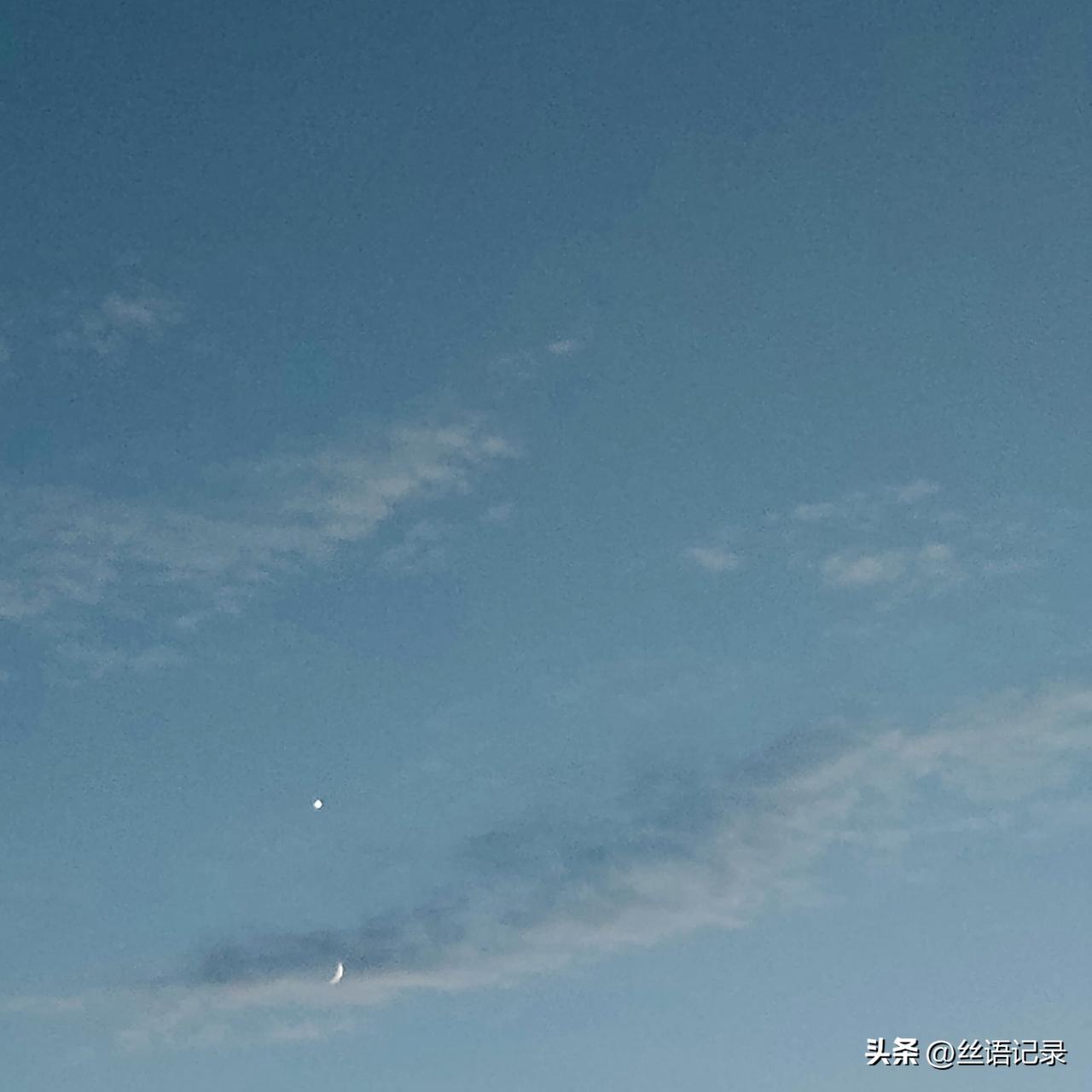 天将黑时
望向西方的天空
灰蓝色的，很有诗意
清晰的月牙和一颗明亮的星
相距很近