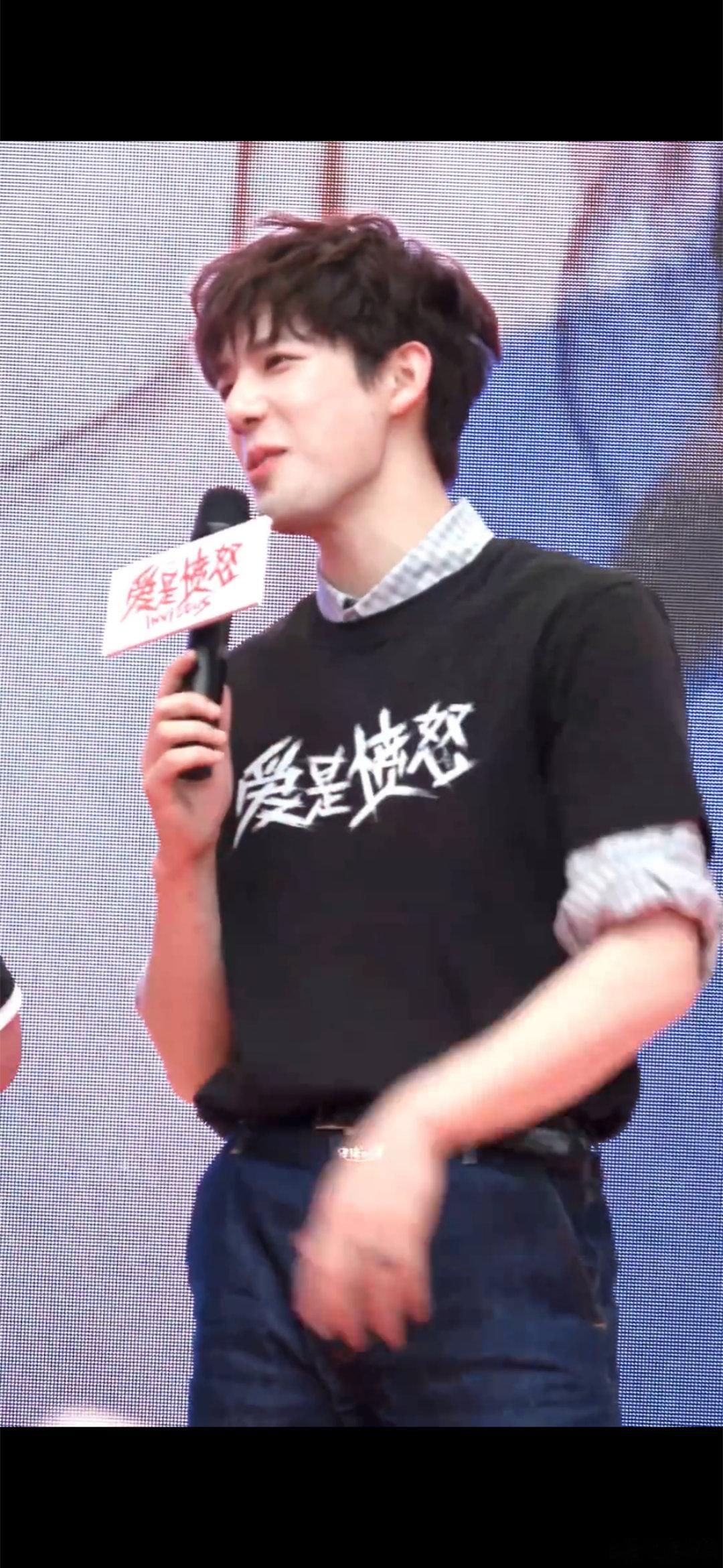疑似王安宇自己找的路演观众精彩路演看点十足，观众默契配合点歌，王安宇登台开唱，欢
