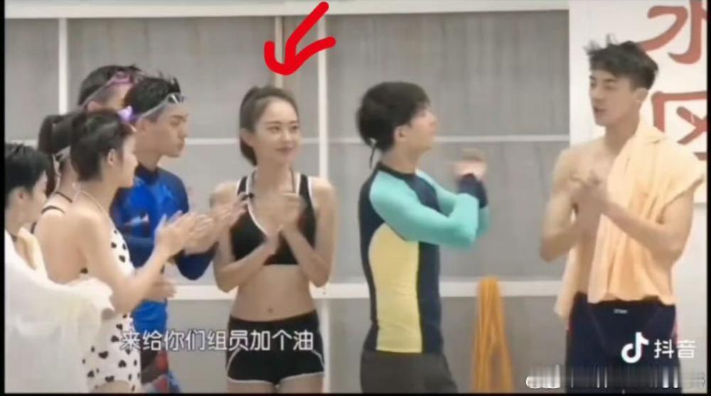 他身高怎么可能满180嘛，李草官方身高181，你们看两人站一起呃呃明显矮了一截