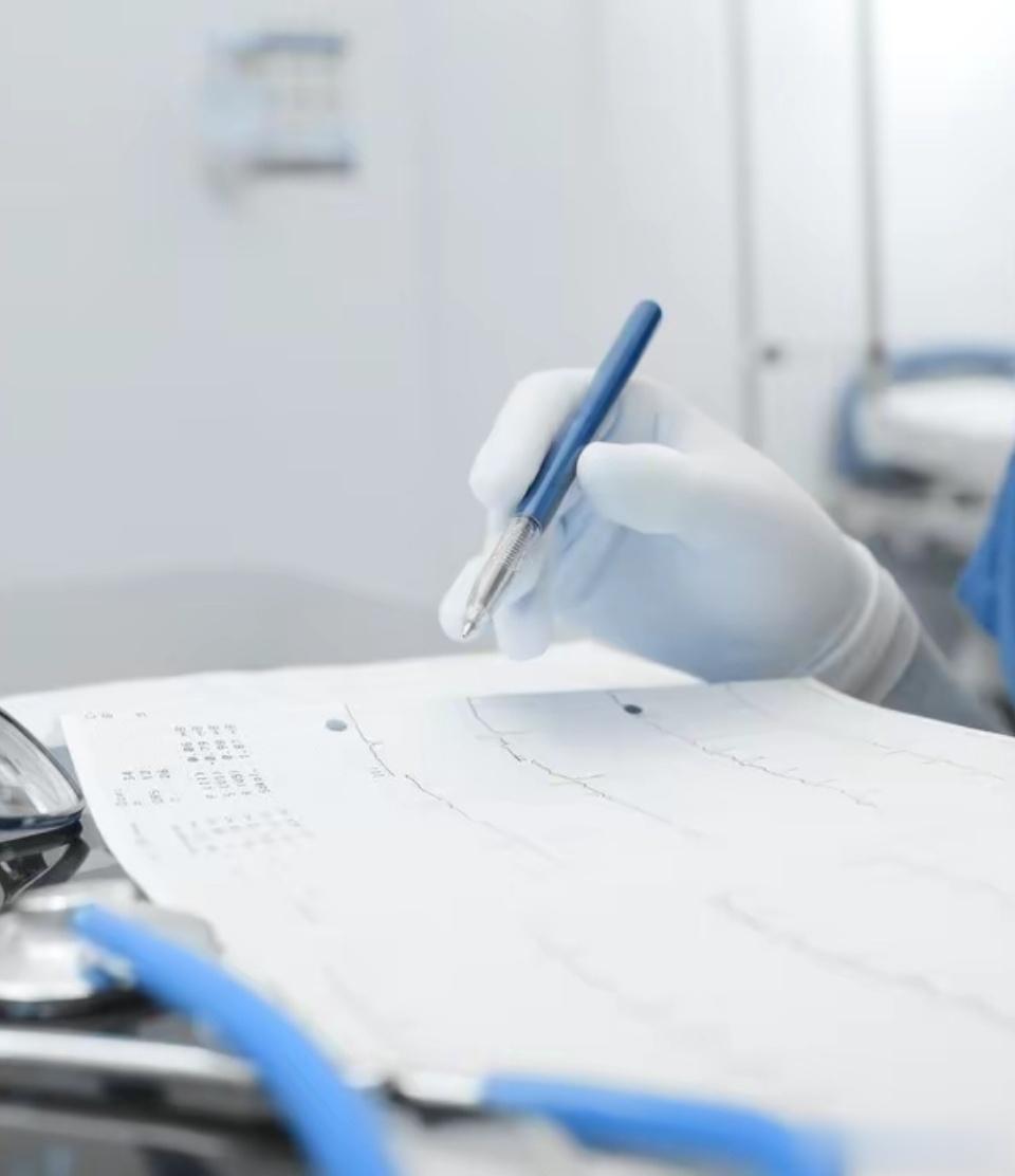 一旦出现高血压，这几种食物要少吃！1.总盐量过高的食物高盐饮食是导致高血压的重要