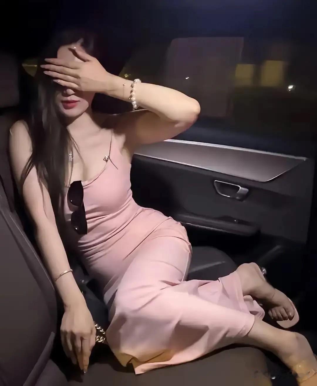 安徽淮北，60岁的马先生这天闲来无事，相约成熟美女魏女士，一起外出游玩，两人驾车