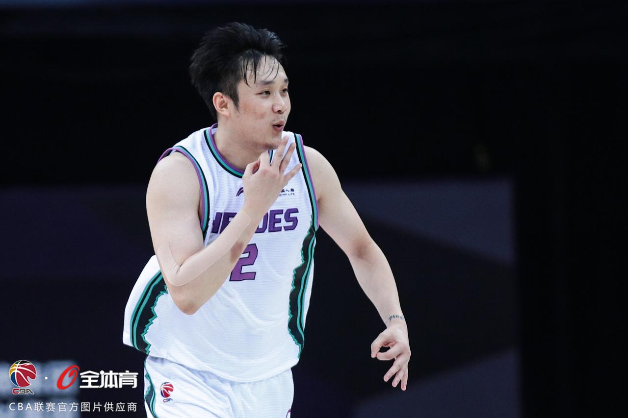 两届CBA常规赛MVP丁彦雨航宣布退役。感谢有你，祝愿四字外援未来一切顺利！