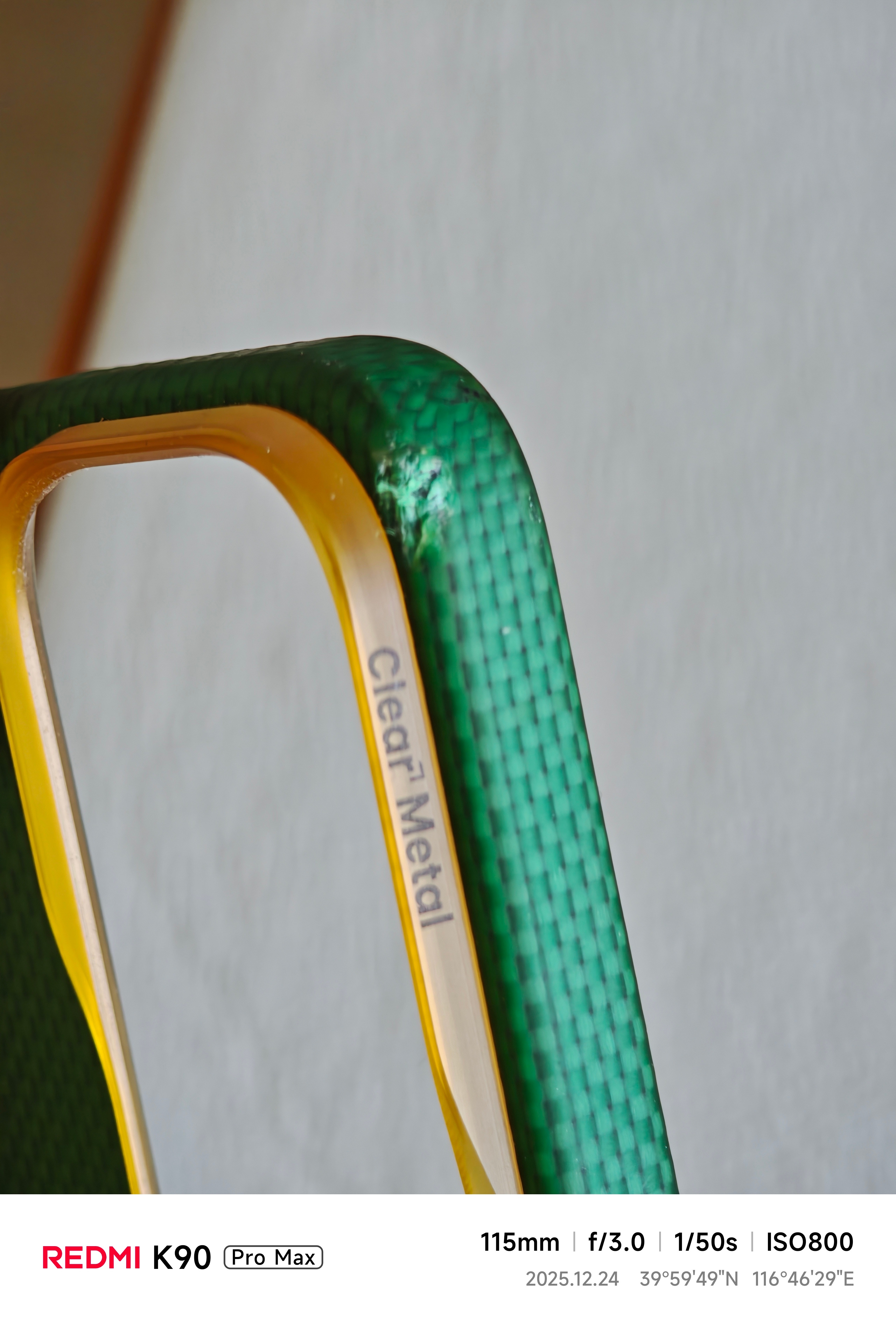 手里的iPhone17摔了壳摔坏了但是手机膜也破了还有有壳有膜保护～随手拍