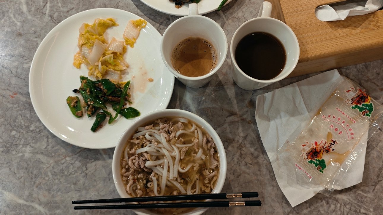 长沙的酒店早餐够硬核，早起就有辣椒炒肉。另外这中药配美式的混搭估计也是没谁了