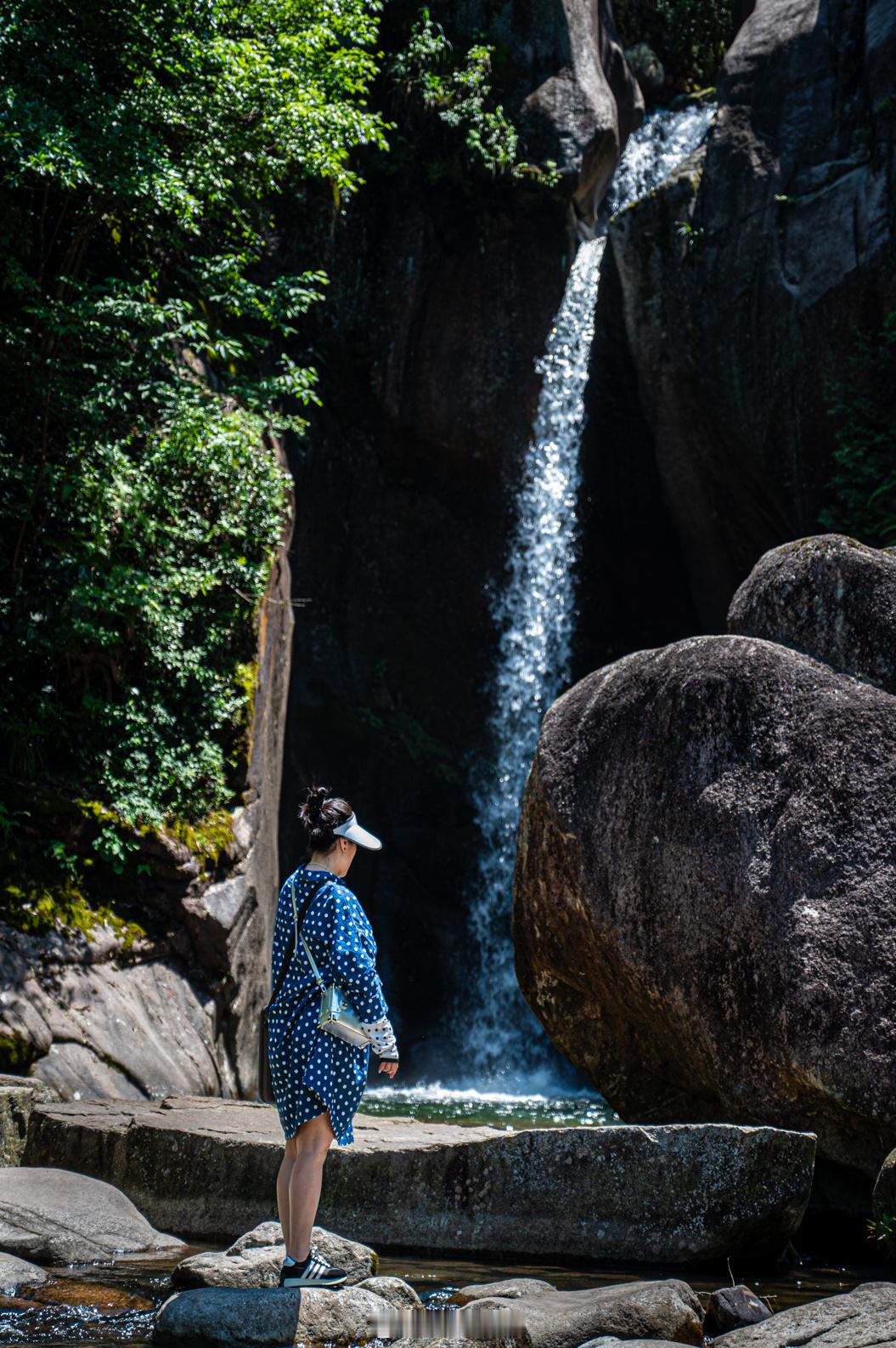 浅夏多雨水，天台多溪涧，石梁山谷瀑布群迎来丰富多姿的季节，石梁下喷涌的飞瀑，铜壶