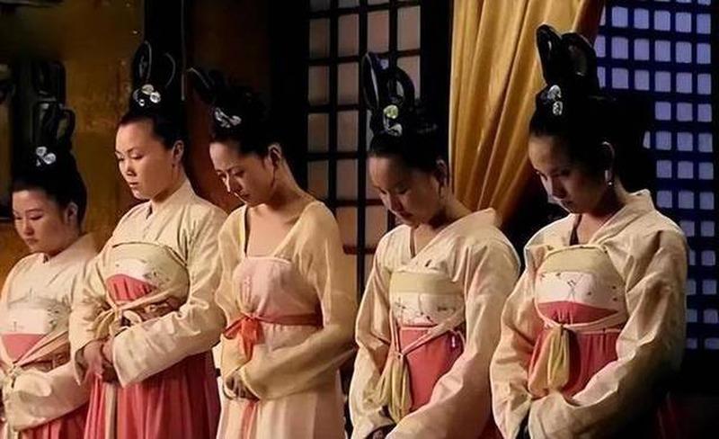 《汉书》白纸黑字写着，两个宫女搭伙过日子，宫里管这叫"对食"。

这词听着像吃饭