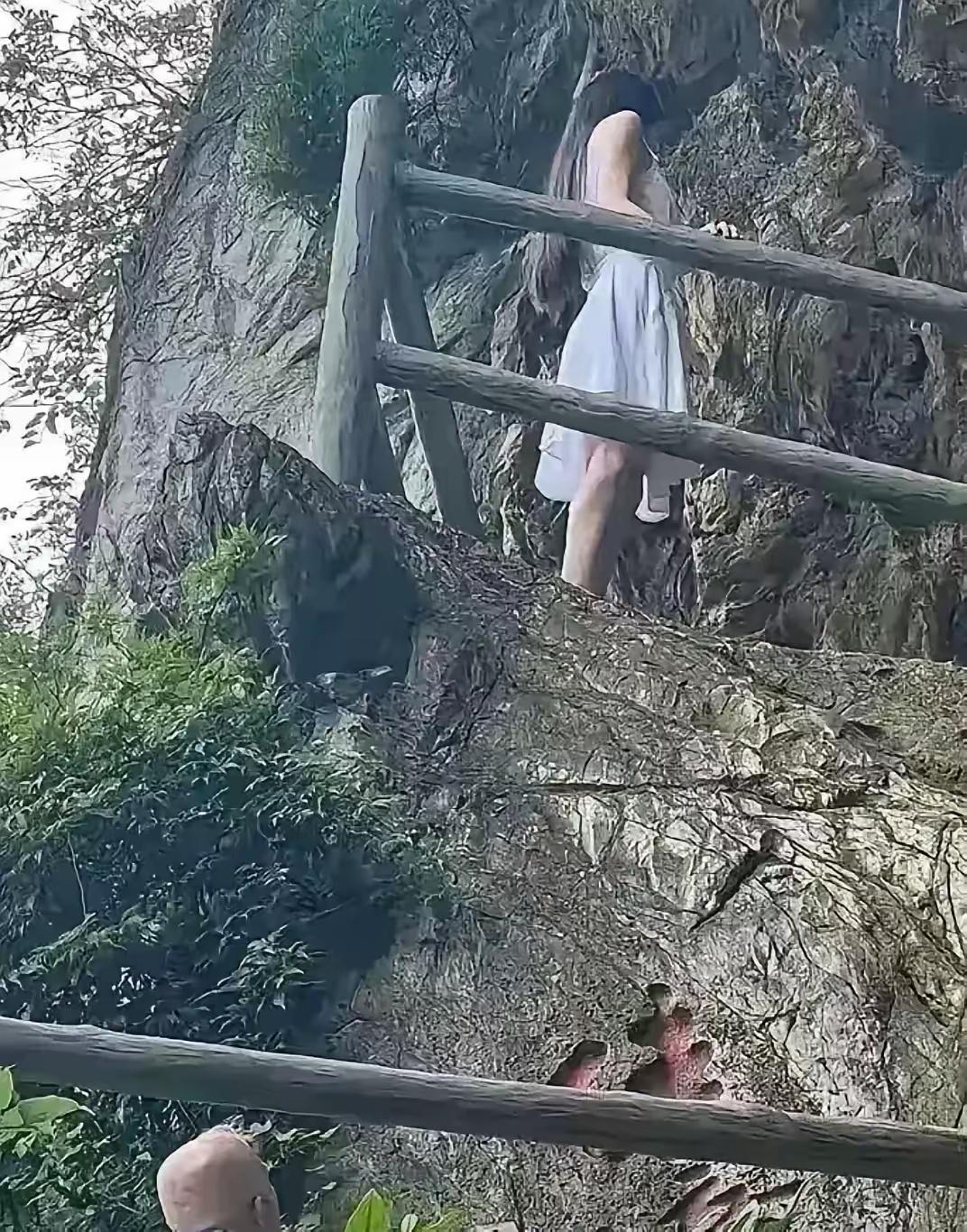 你在桥上看风景，看风景的人在楼上看你，用在这里好恰当，只不过“楼上”变成了台下，