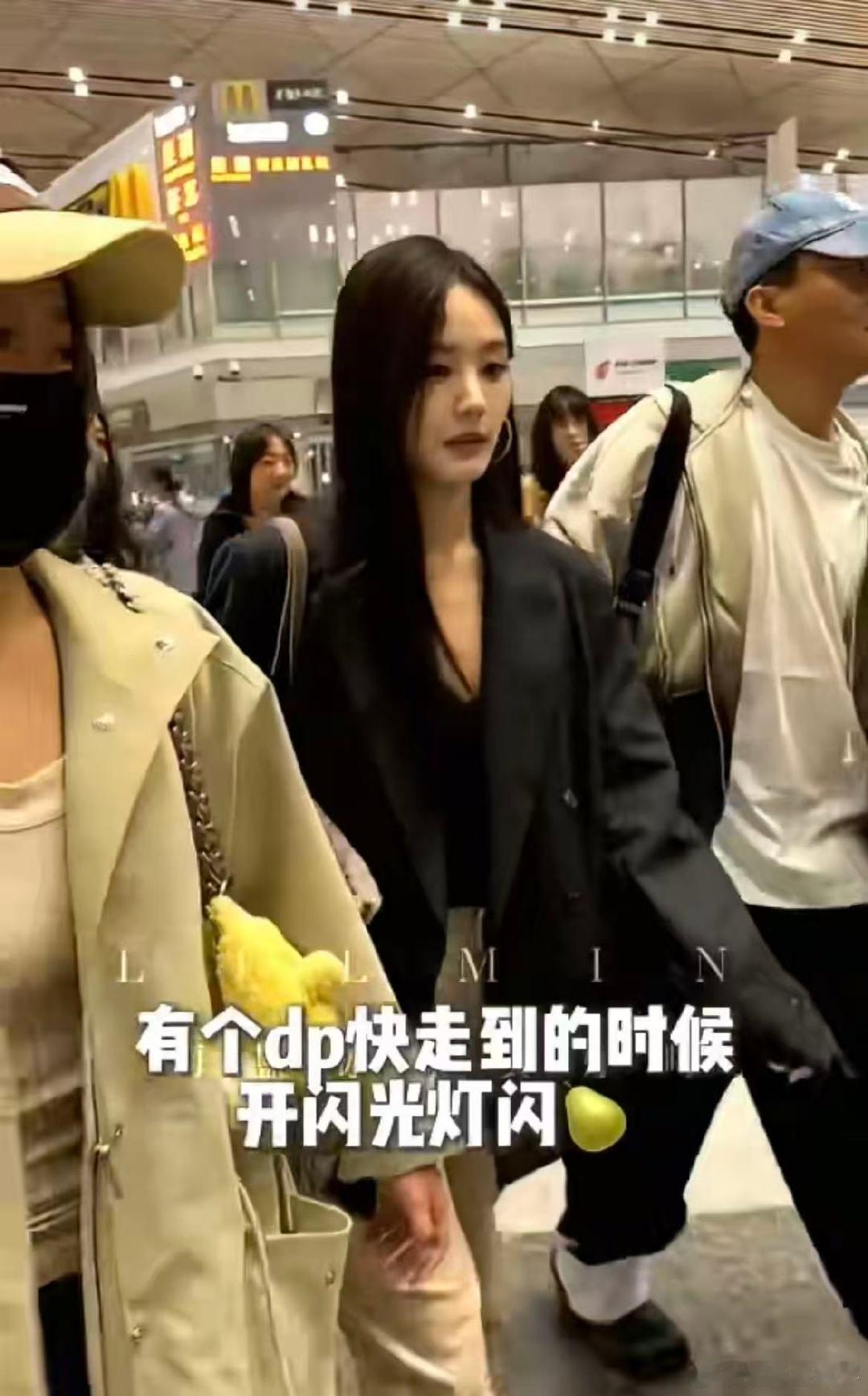 李一桐替粉丝给撞到的路人道歉 粉丝撞到路人，她立马转头道歉，连这种小细节都做得这