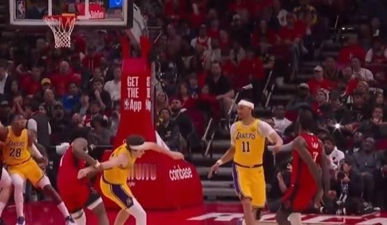 今天，NBA官方发布了一则重要判罚。联盟仔细审查后，确定昨天火箭和湖人的季后赛首
