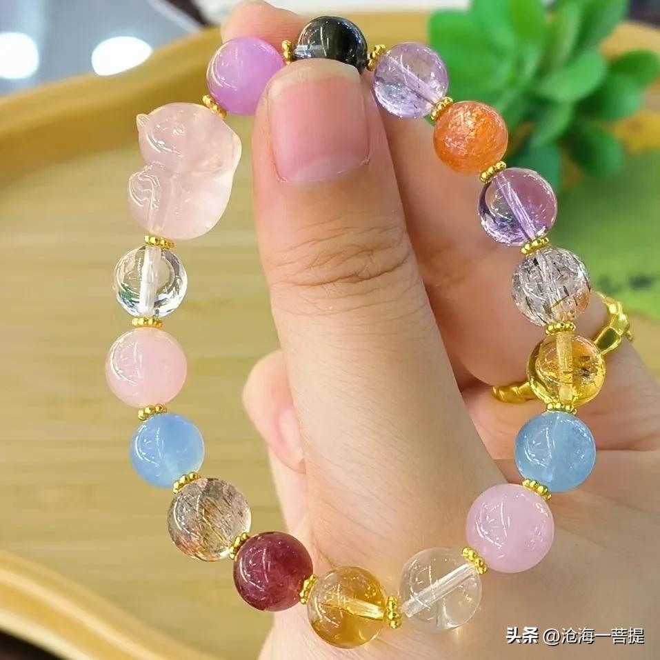 男人对老婆和情人的差别，
老婆痛苦情人开心，
妻子的一生只想着怎么爱一个男人，