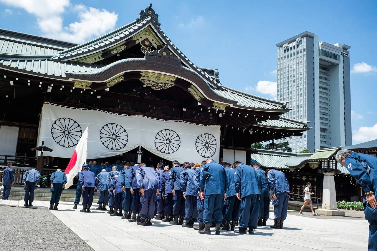 政客扎堆参拜靖国神社，日本美化历史野心难掩，中方强硬回击。

每当国际社会聚焦和