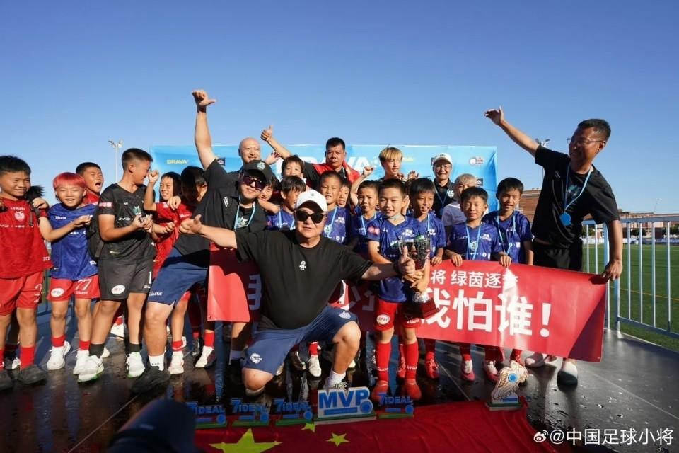 “不是怕输球，是怕孩子回去不踢了”：中国足球小将西班牙夺冠，12岁退役才是国足真